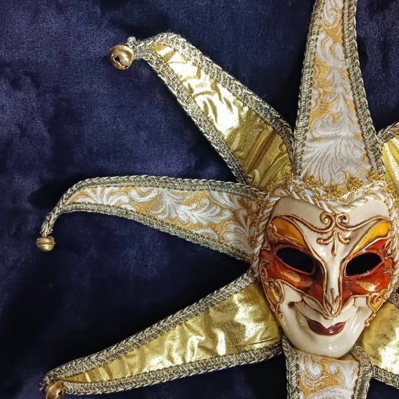 Beautifully Ornate Hand Made Wall Hanging Venetian Mask. - Picture 4 of 13